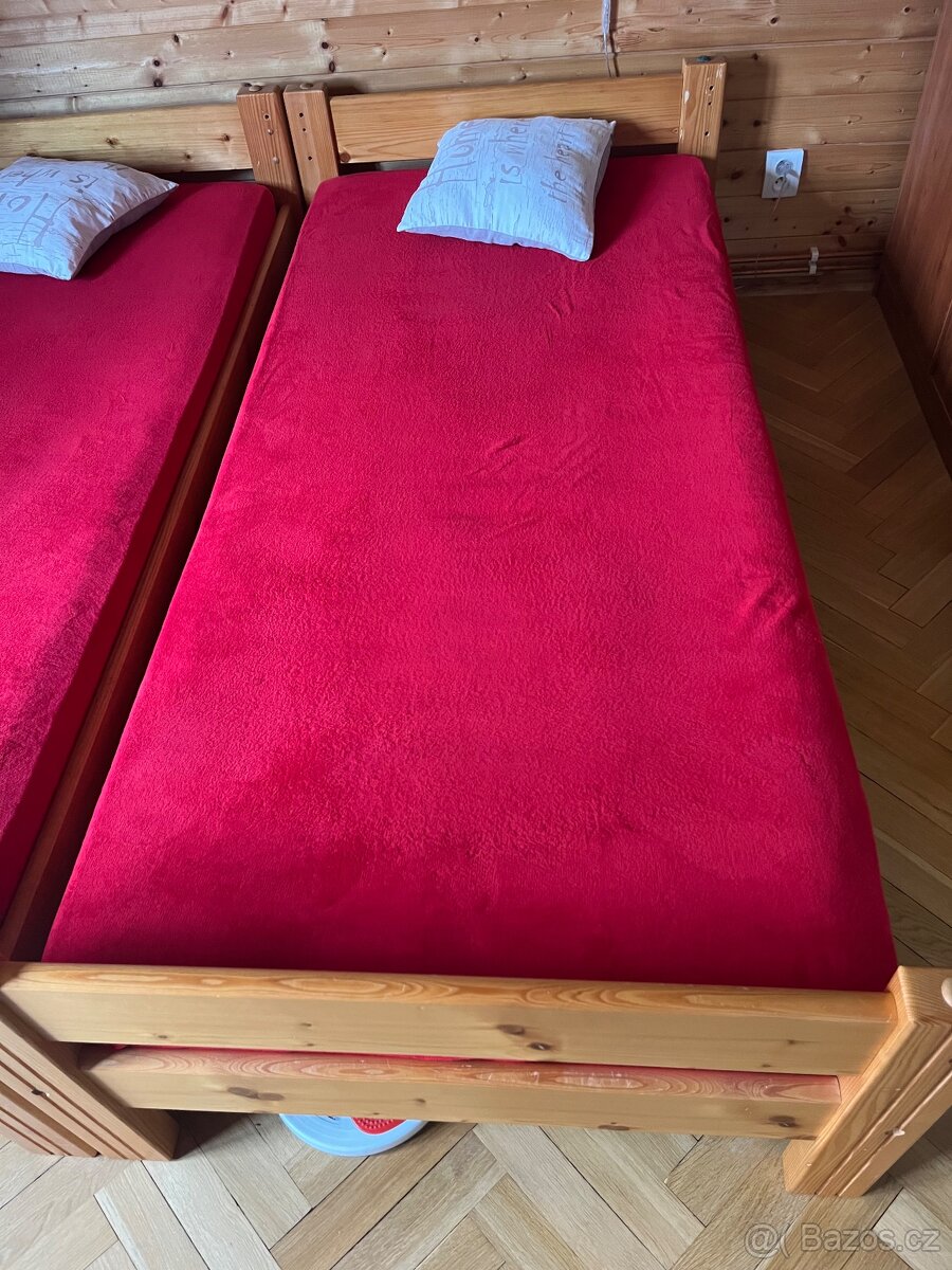 Dřevěná postel
