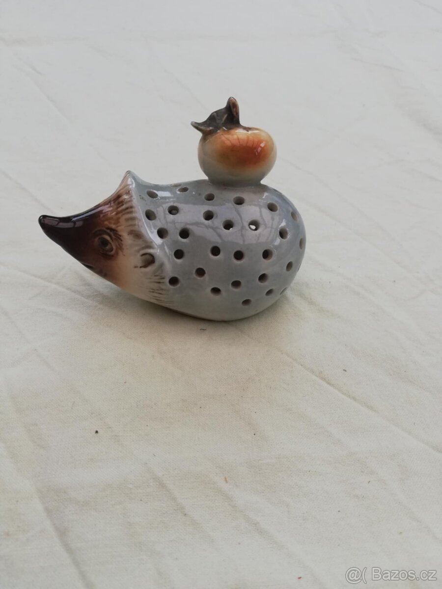 Porcelánový ježek s jablkem (na párátka)