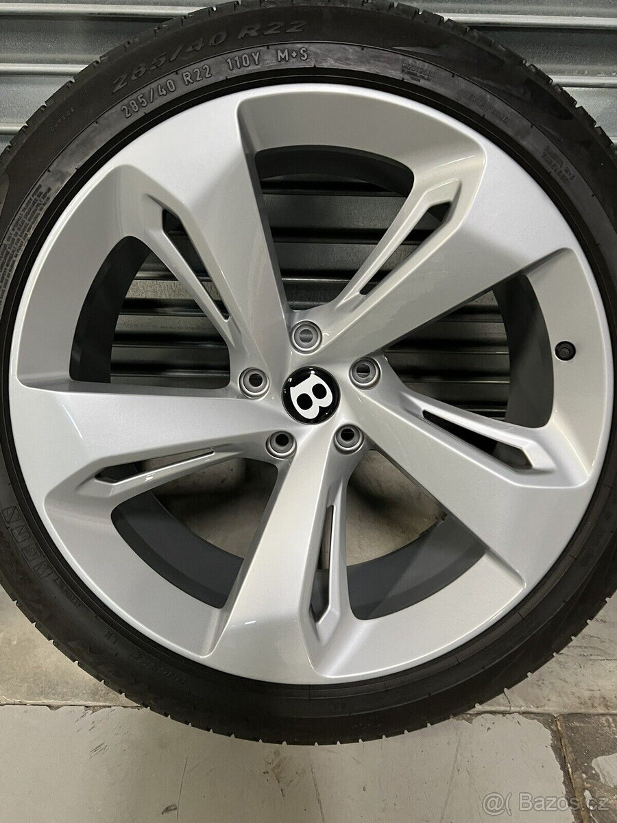22 STŘÍBRNÁ SADA ORIGINÁLNÍCH KOLA BENTLEY BENTAYGA (4) S PN
