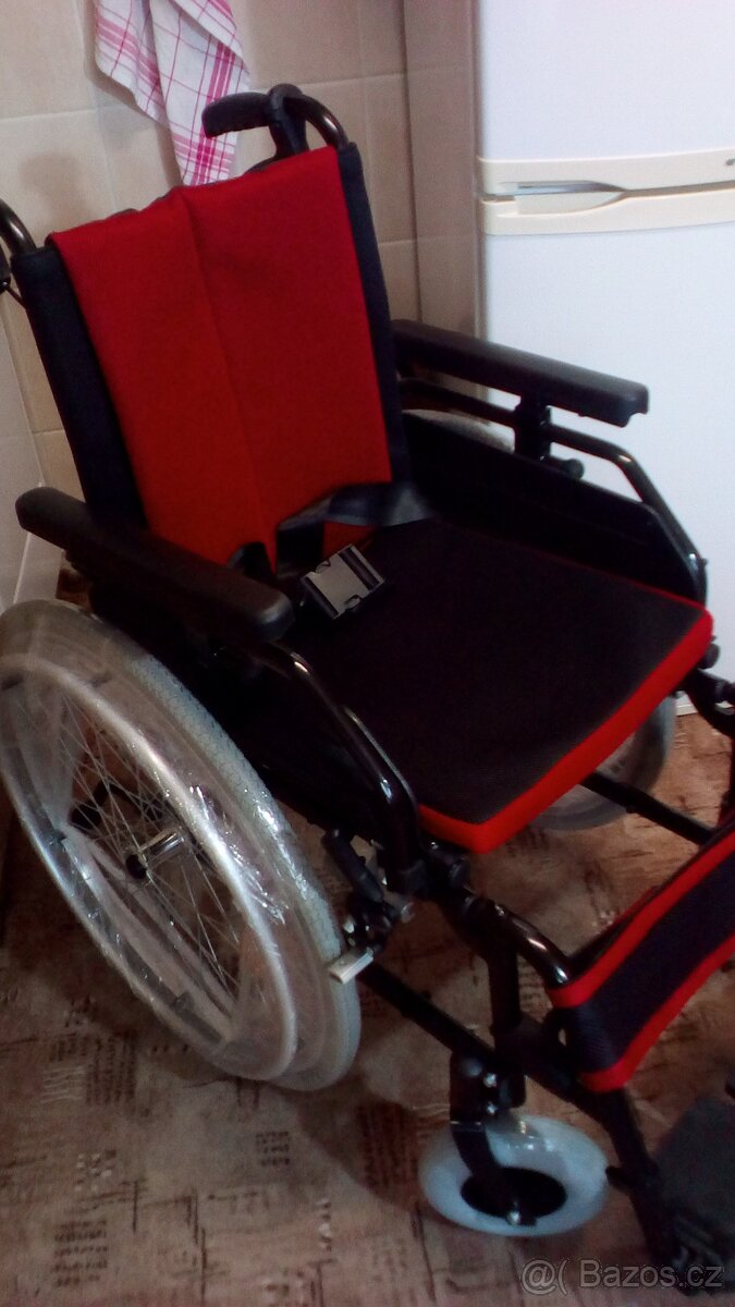 INVALIDNÍ VOZÍK-44cm-ODLEHČEN-zadní brzdy(lze zaslat