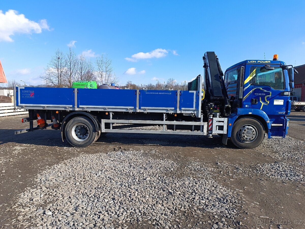 Valník s hydraulickým jeřábem HMF