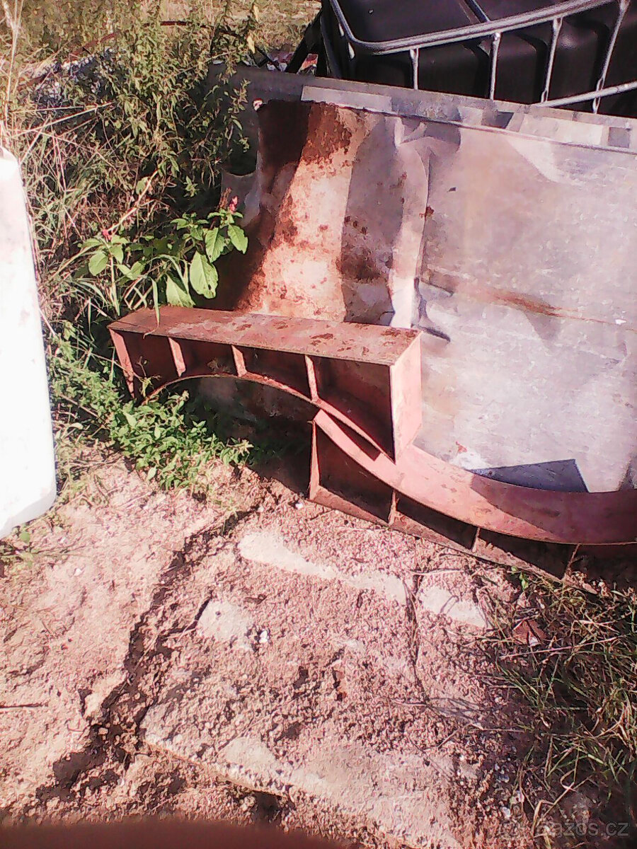 Prodám masivní podstavec na nádobu o průměru 140 mm