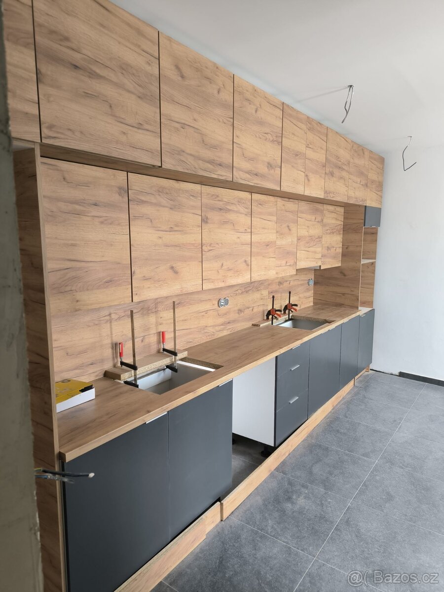 Nová nepoužitá kuchyňská linka 5000x2700mm