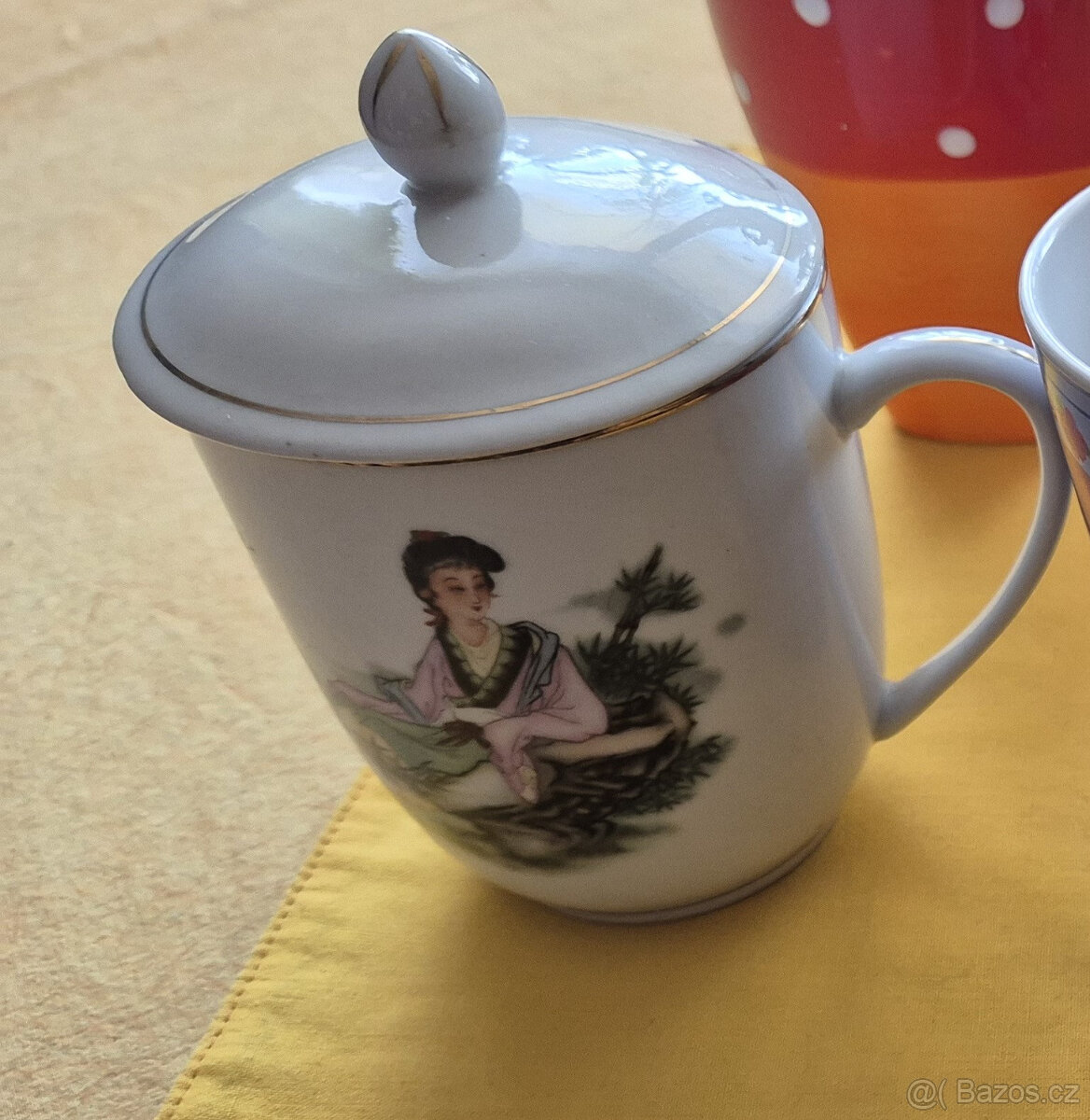 Hrnek retro porcelánový s pokličkou