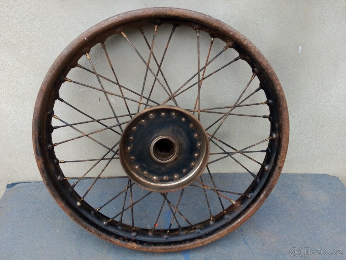 Zadní kolo na předválečné moto Bianchi