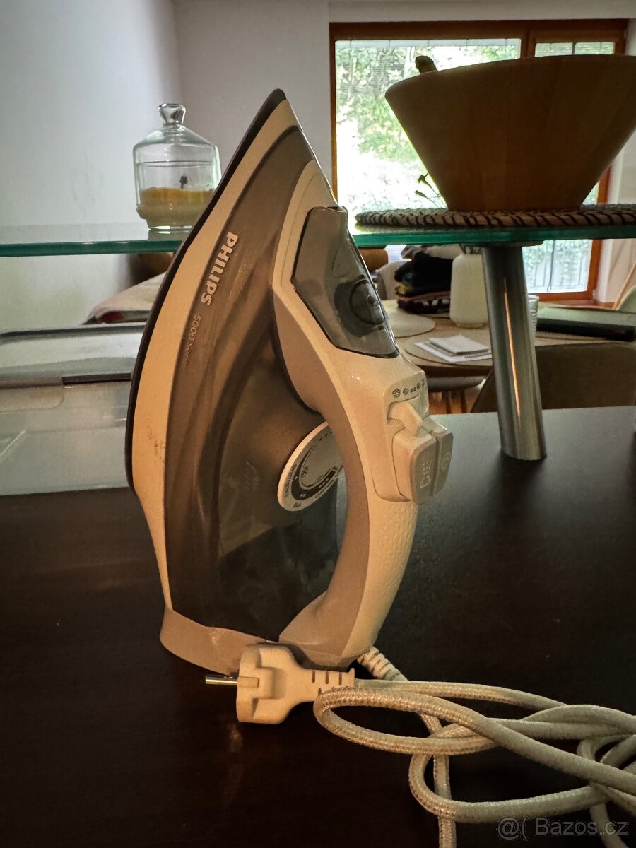 Prodám napařovací žehličku Philips – funkční, levně