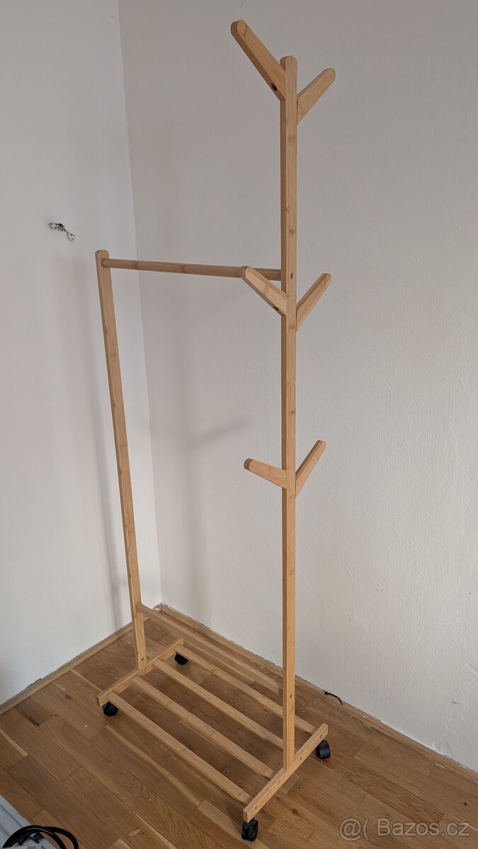 Němý sluha - věšák na oblečení