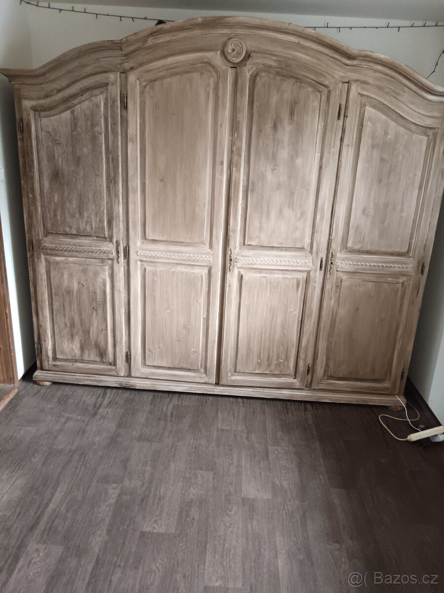 Skříň třídílná
