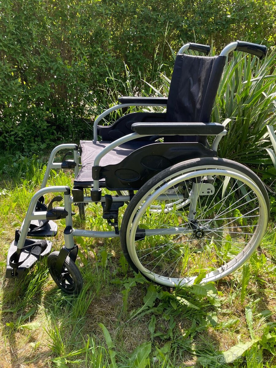 Prodám skládací invalidní vozík
