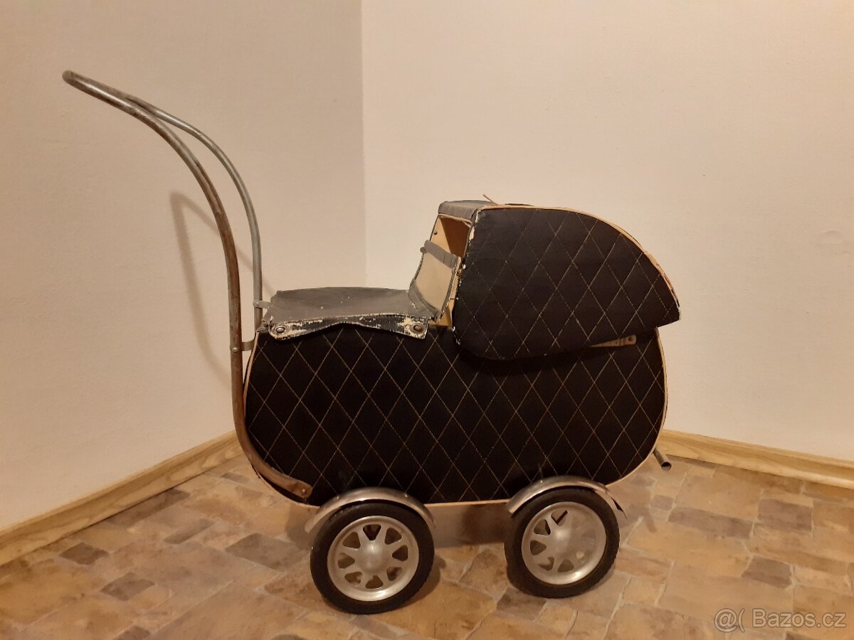 Starožitný kočárek pro panenky (z obd. okolo r. 1940)