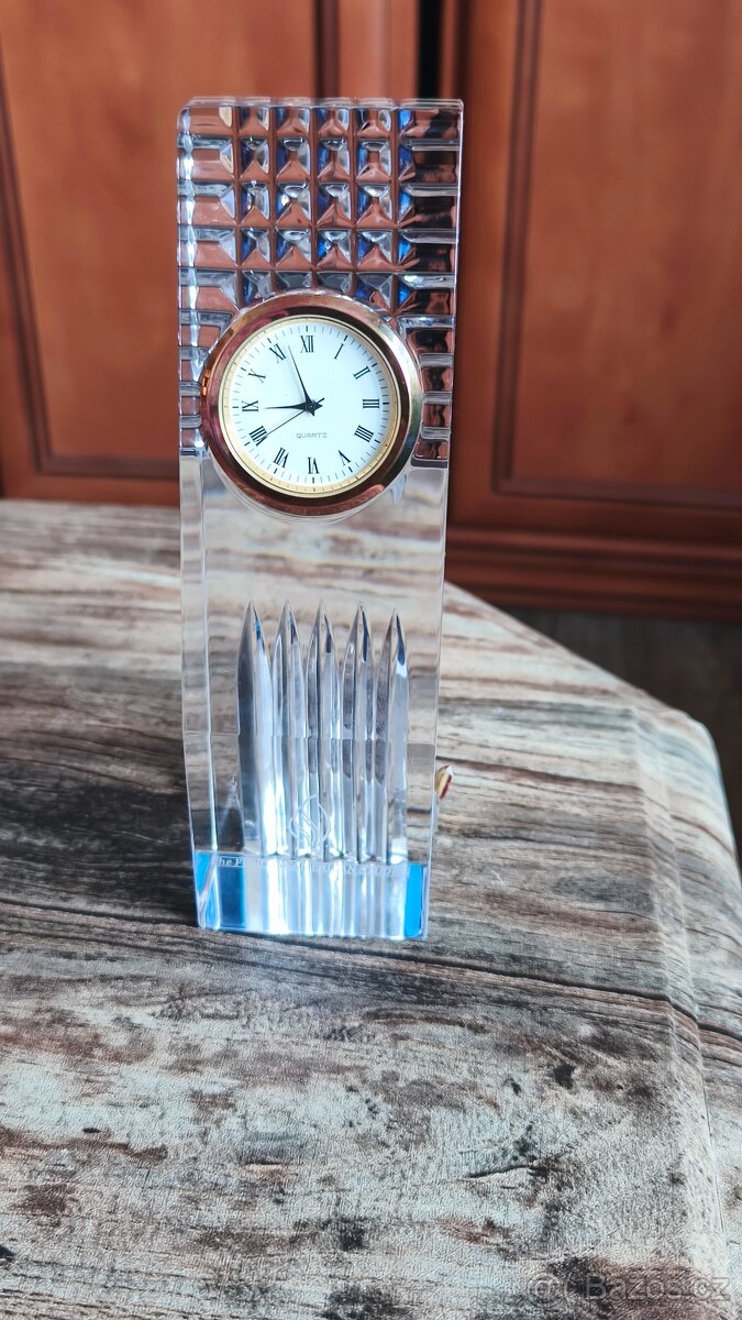 Stolní křišťálové hodinky.
