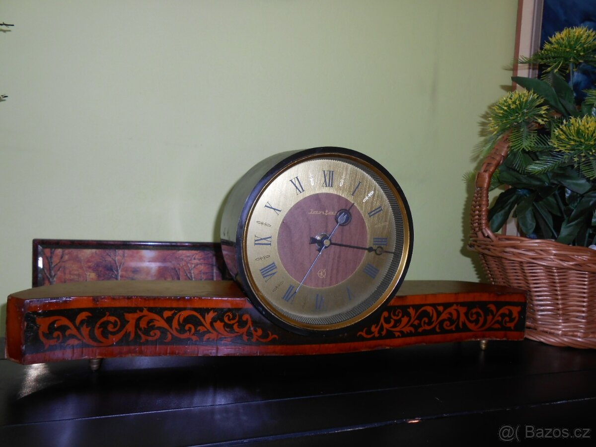 Staré hodiny JANTAR - funkční - známky stáří - foto