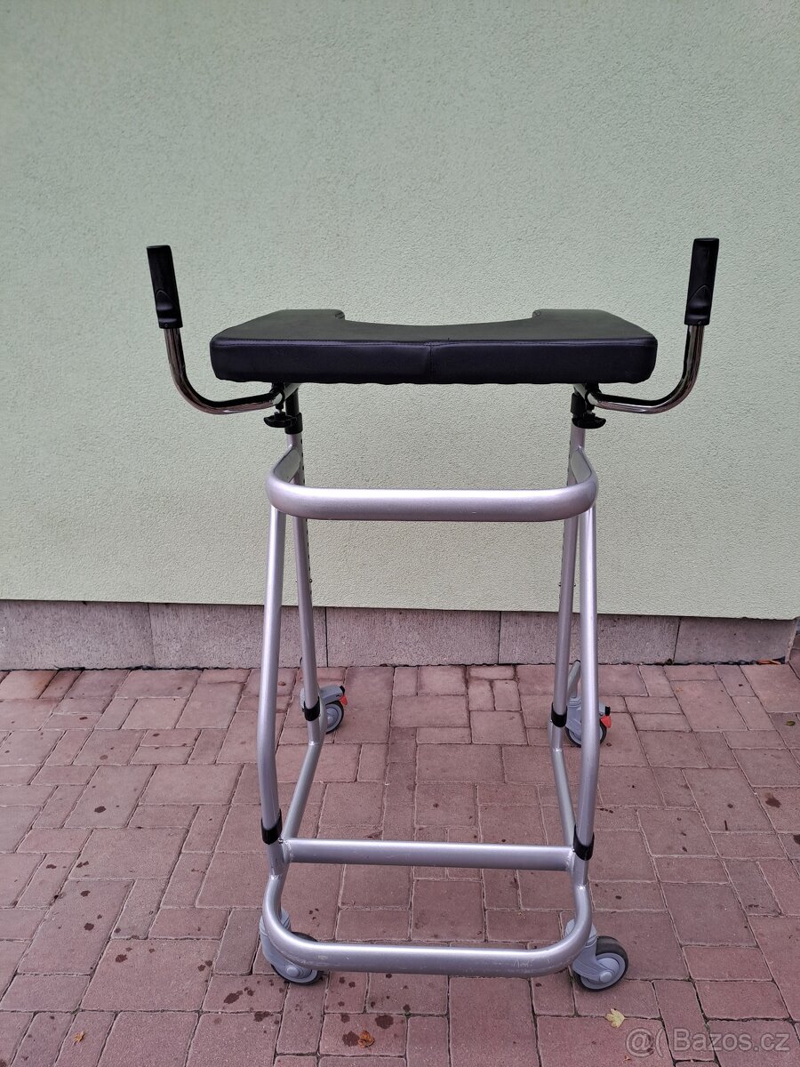 Opěrný vozík pro seniory