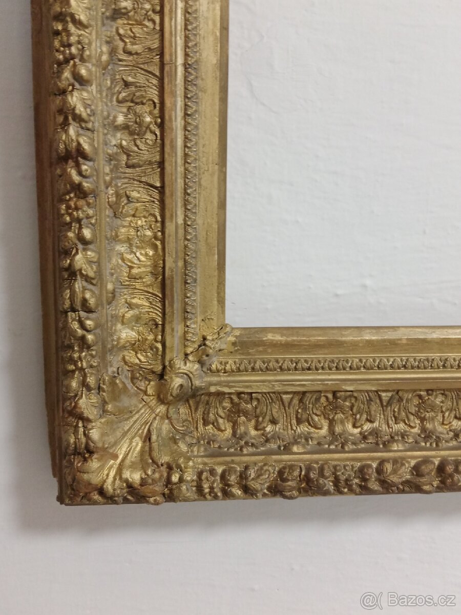 Starý gipsovy rám na dřevě