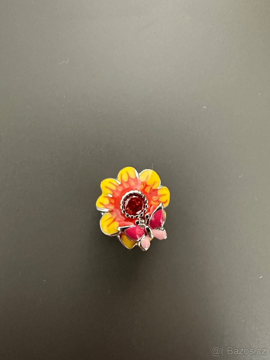 Žlutá květina s motýlem přívěsek na Pandora náramek