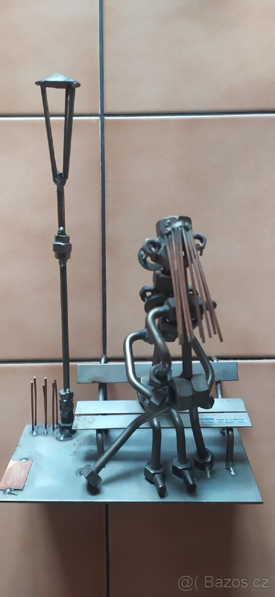 Mladí v nočním parku.