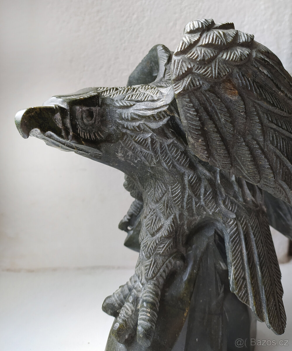 skulptůra orla - kamenina