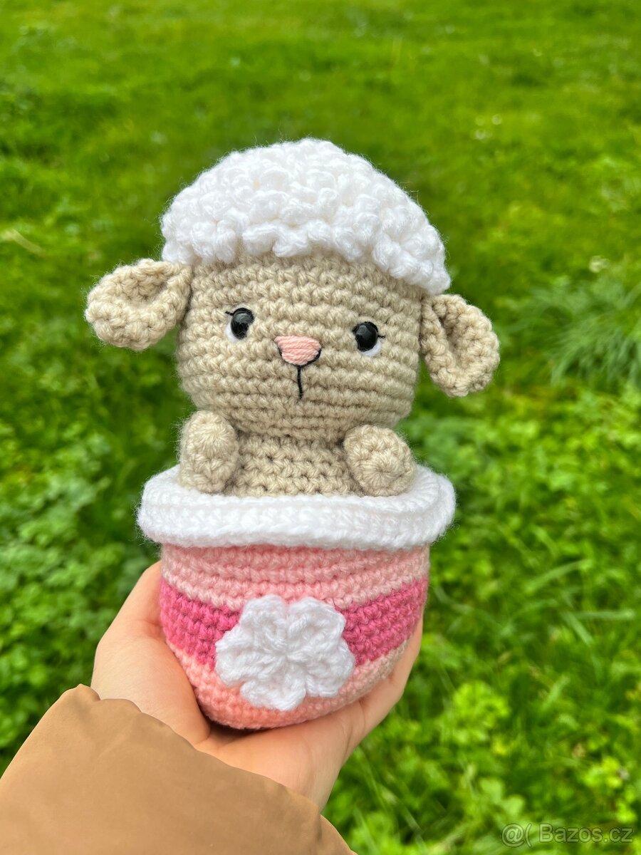 Háčkovaná hračka - velikonoční ovečka