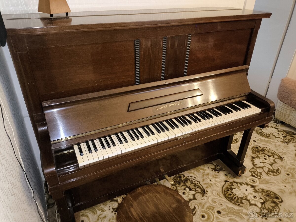 Pianino August Förster, stolička, metronom