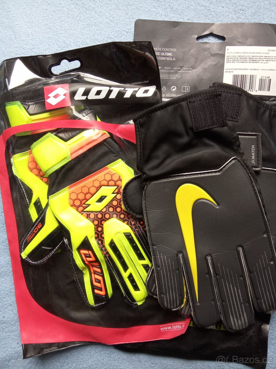 Rukavice fotbalové.