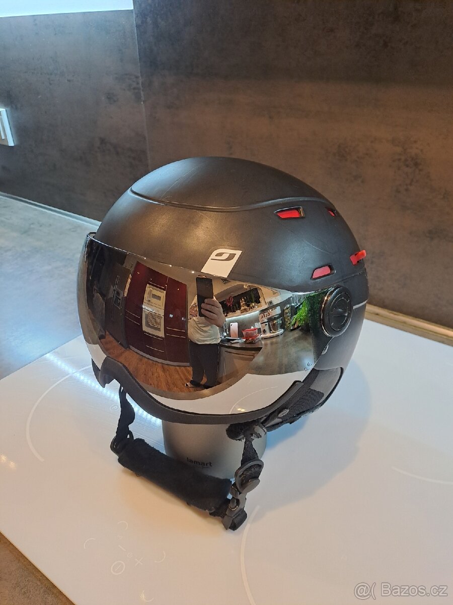 Lyžařská helma se štítem