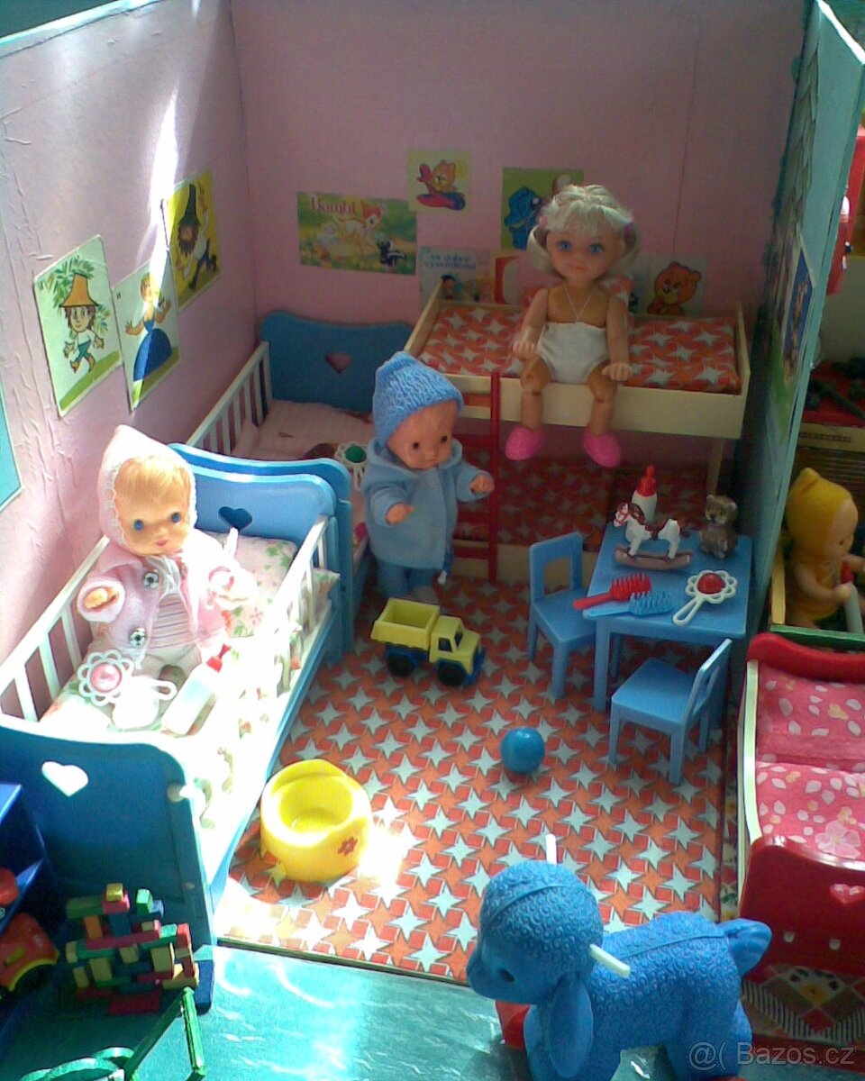 Retro zařízený  skládací domeček s panenkami IGRA