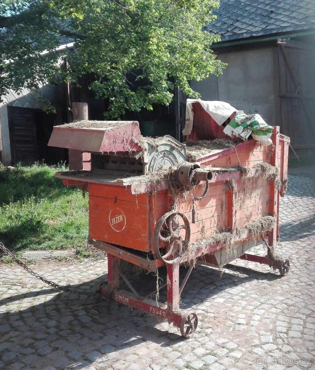 Historická mlátička na obilí