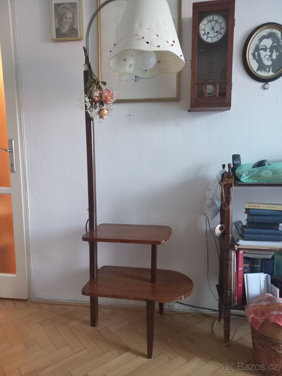 Lampa se stolkem