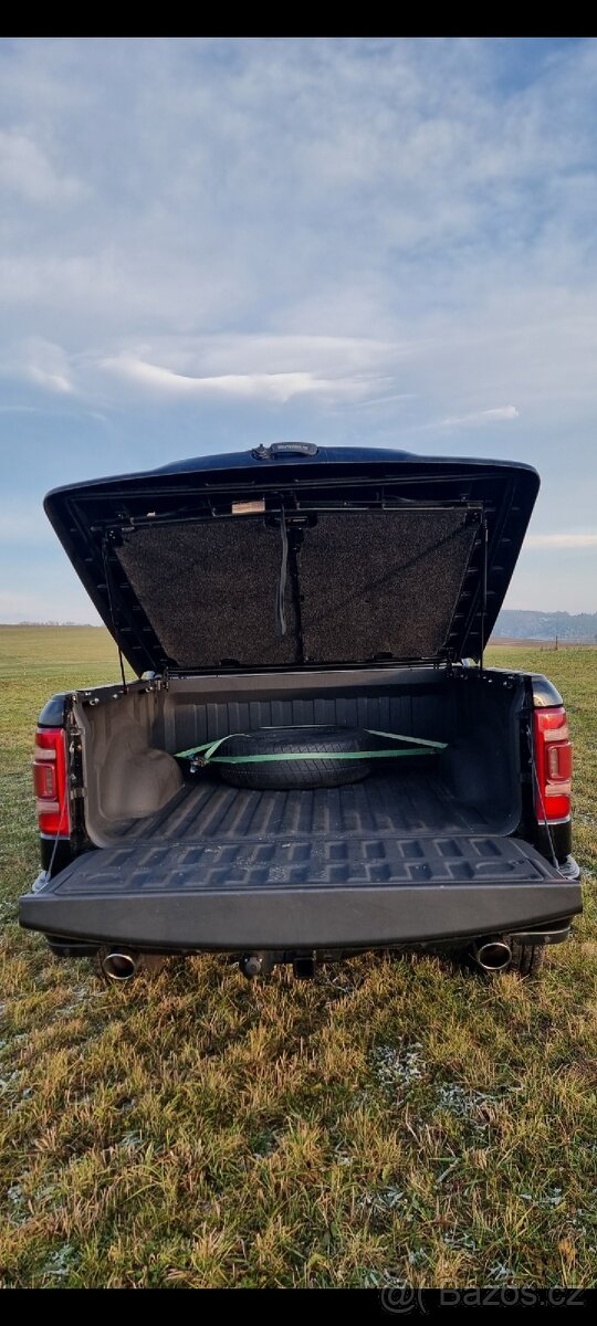 NOVÝ KRYT KORBY DODGE RAM LIMITED ČERNÁ PERLEŤ