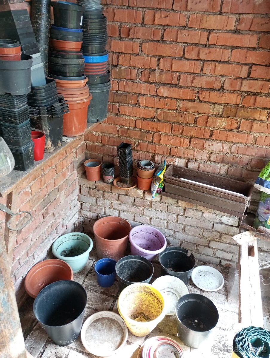 Velký mix květináčů, misek, truhlíků, sadbovačů