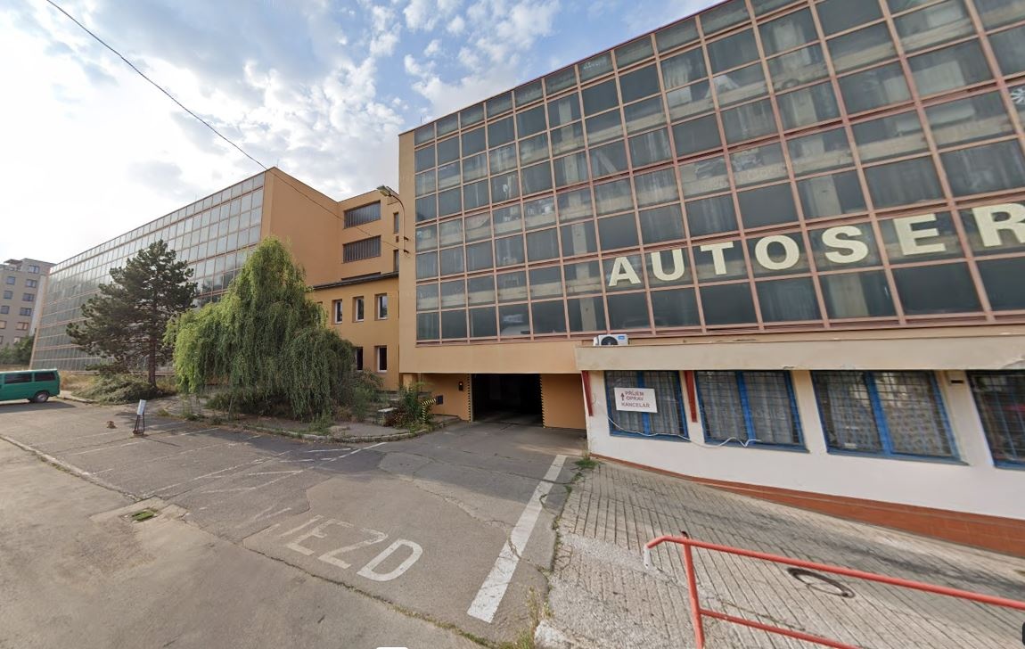 Pronájem uzamykatelné garážové kóje na Proseku