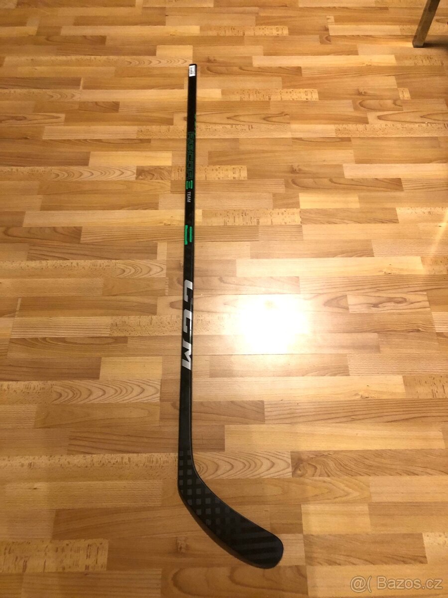 Hůl CCM Ribcor Trigger Team, flex 85, pravá 28