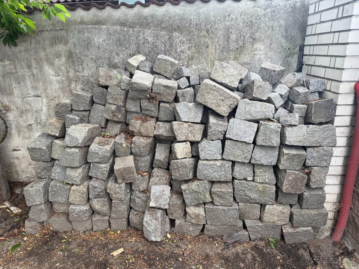 Prodám žulové dlažební kostky – cca 10×10 cm