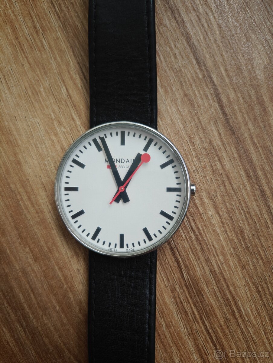Švýcarské hodinky Mondaine Giant 42