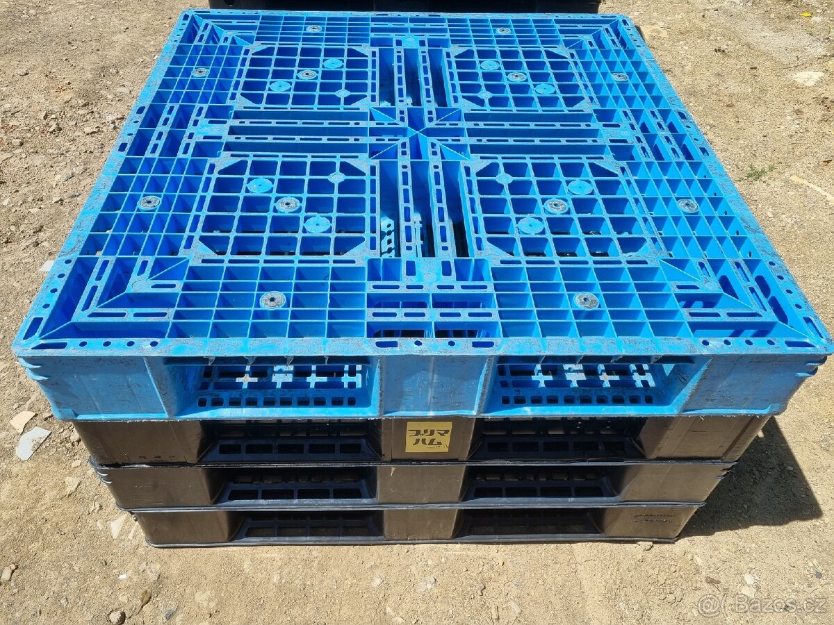 4x pevná plastová paleta 110x110cm a výška 15cm
