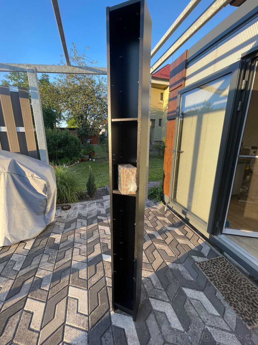 Dvě úzké knihovny Ikea Nejby