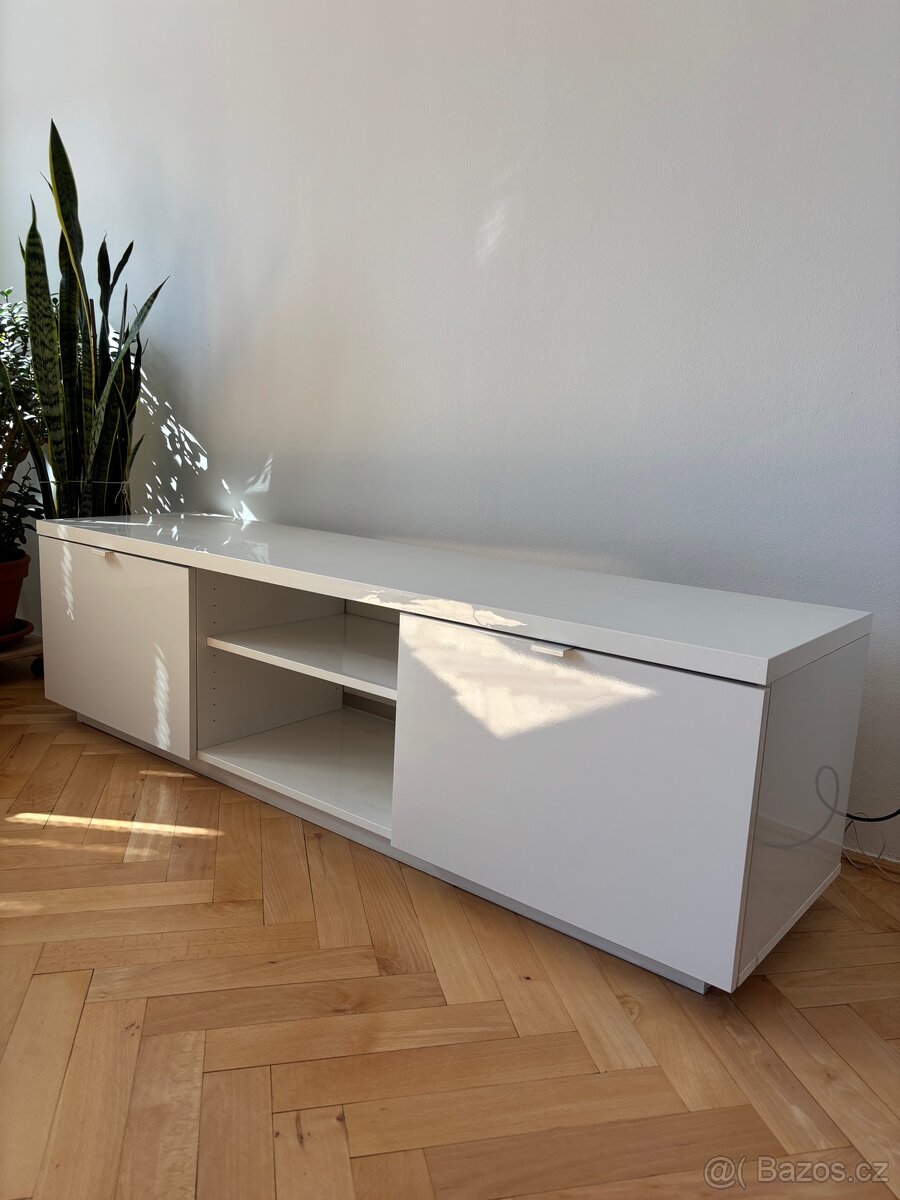 TV stolek Byås