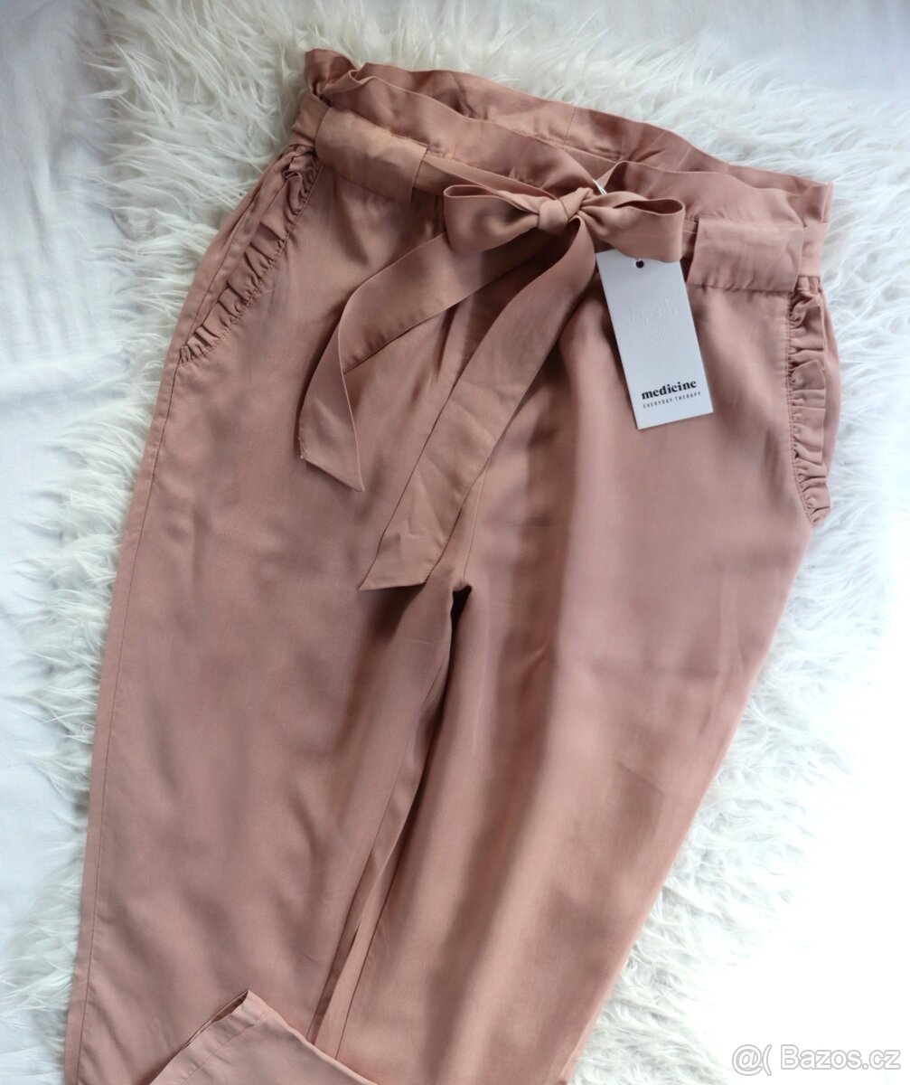 kalhoty v podzimní béžové barvě