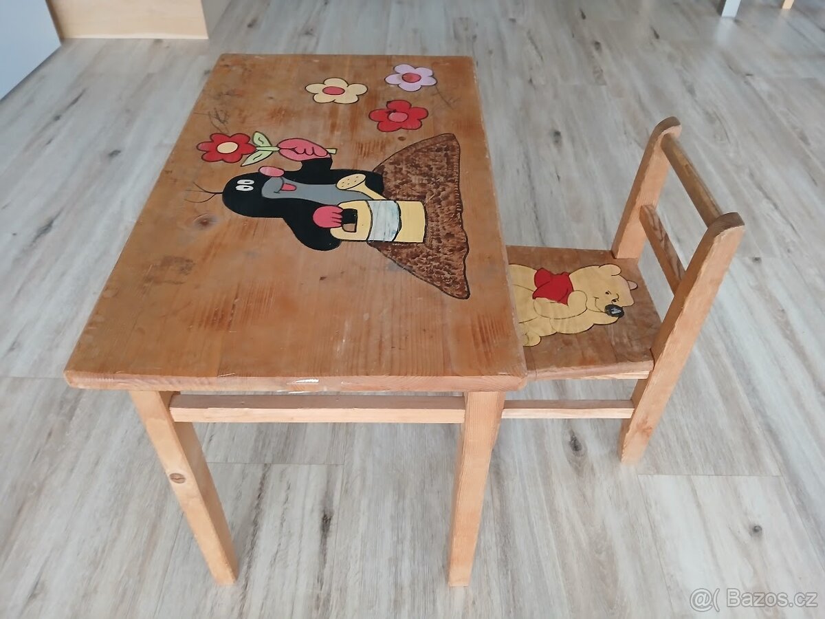 Dětský dřevěný stoleček a židlička