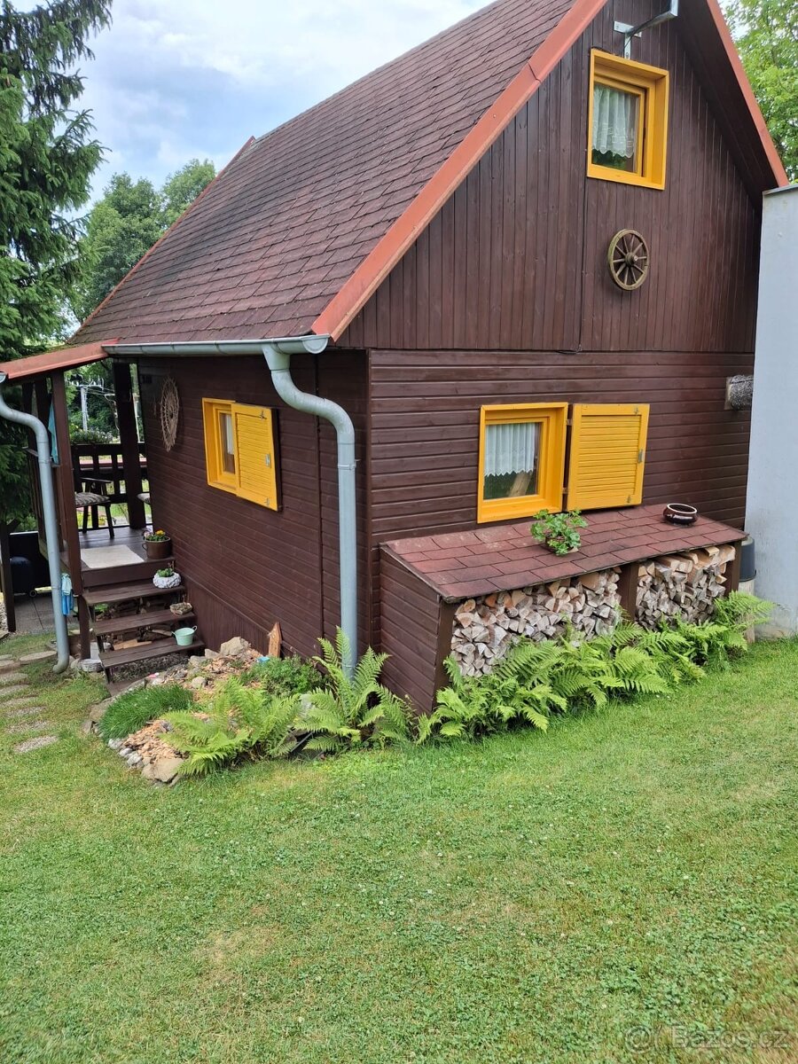 Prodej útulné chaty s bazénem, zahradou a pergolou