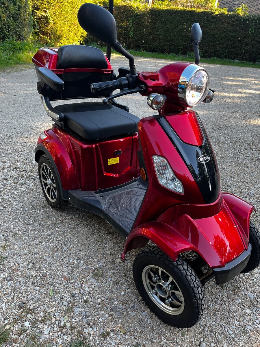 Elektrický čtyřkolový seniorský vozík