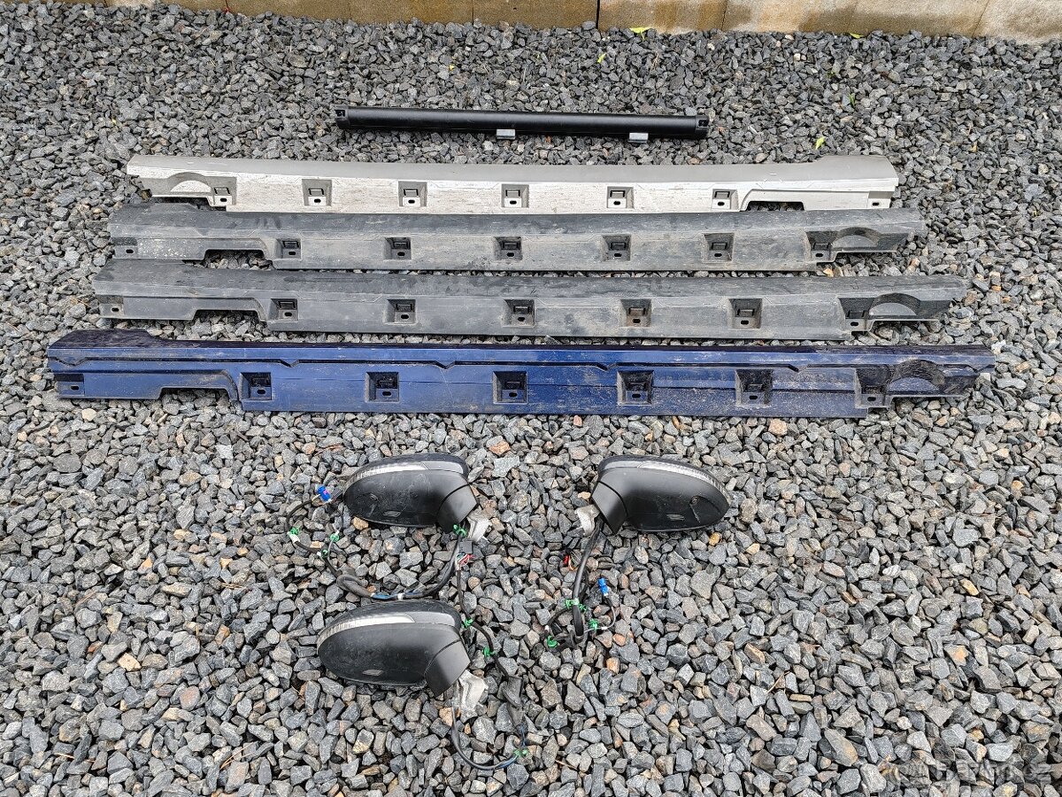 Volkswagen Passat B8 Elektrická zrcátka, Plastové prahy, Sít