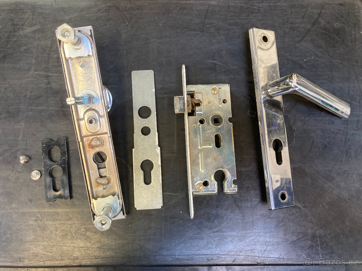 Bezpečnostní dveřní kování ROSTEX se zámkem za 500 kč