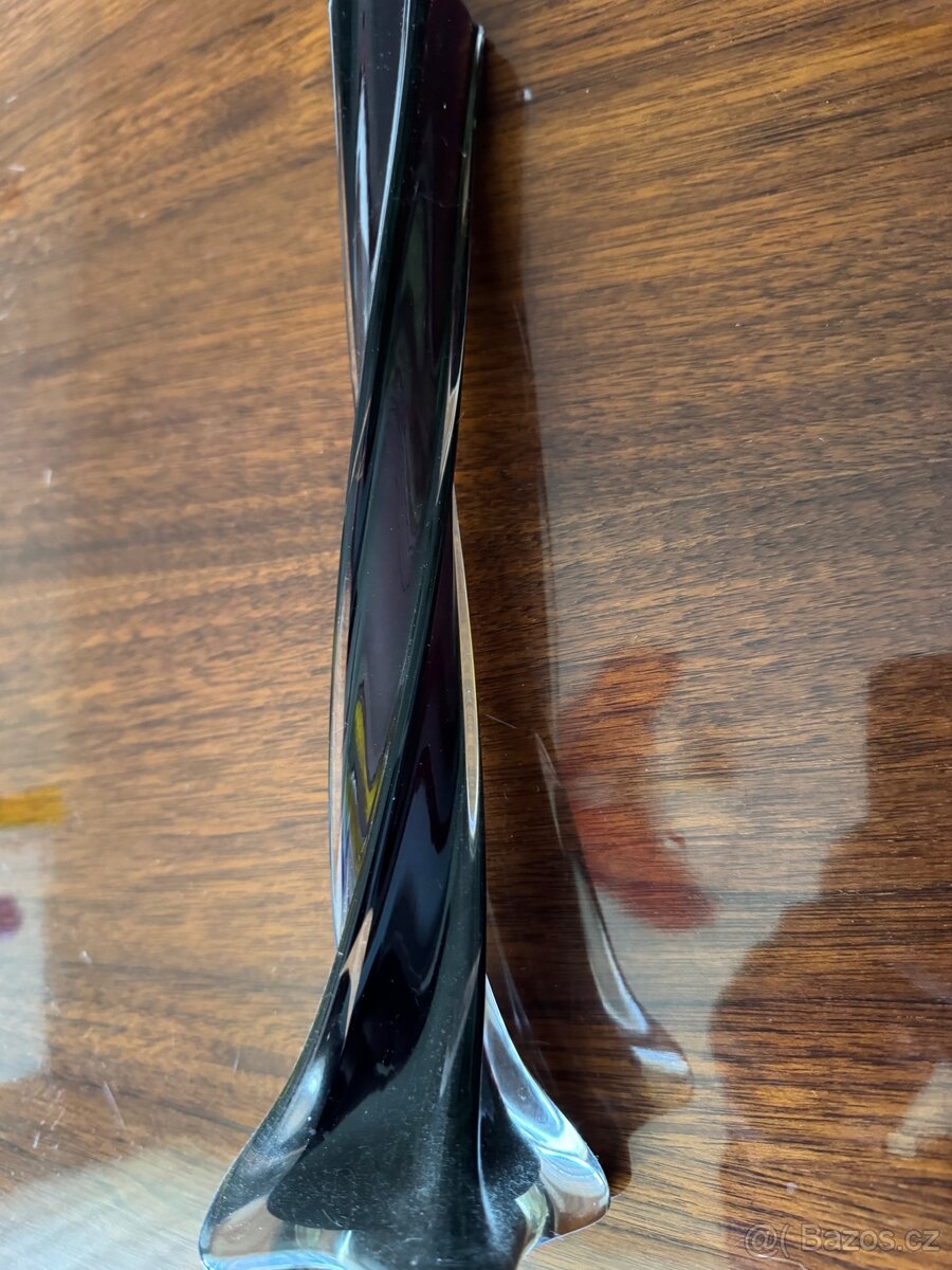 Tmavá váza