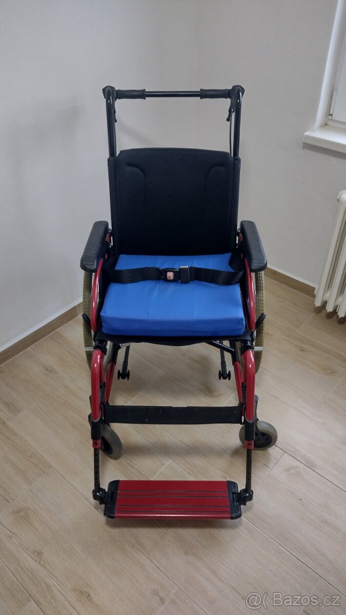Meyra odlehčeny invalidní vozík se skládacím rámem