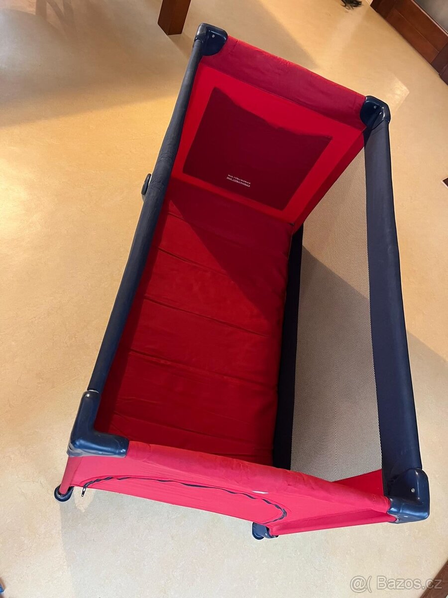 Cestovní skládací postýlka