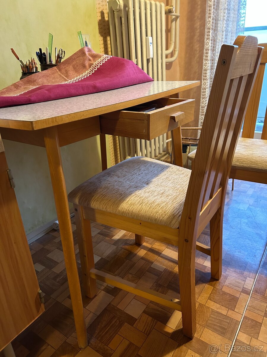 Jídelní stůl s umakartem a 2 dřevěné židle v pěkném stavu