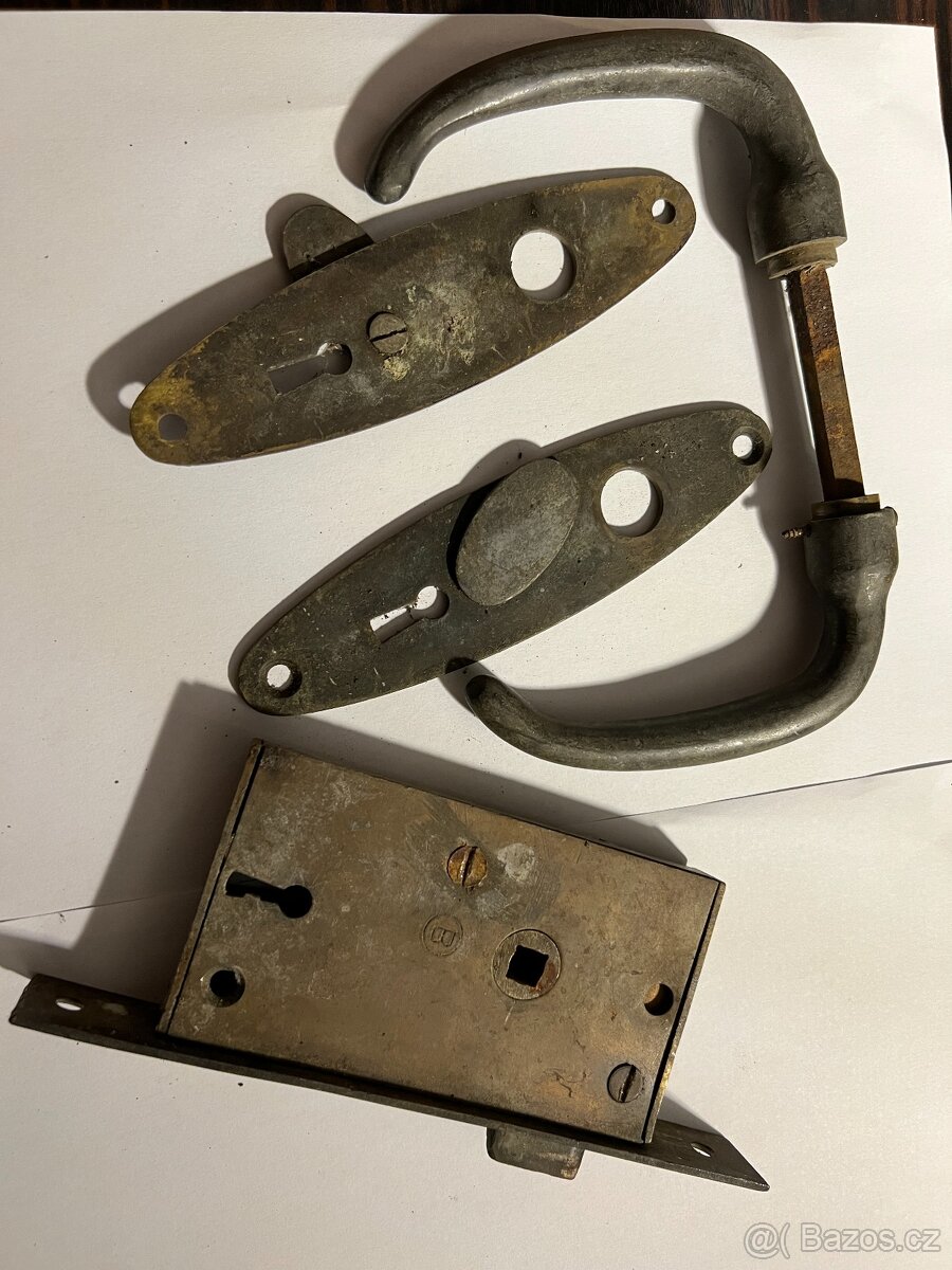 Starý mosazný zámek