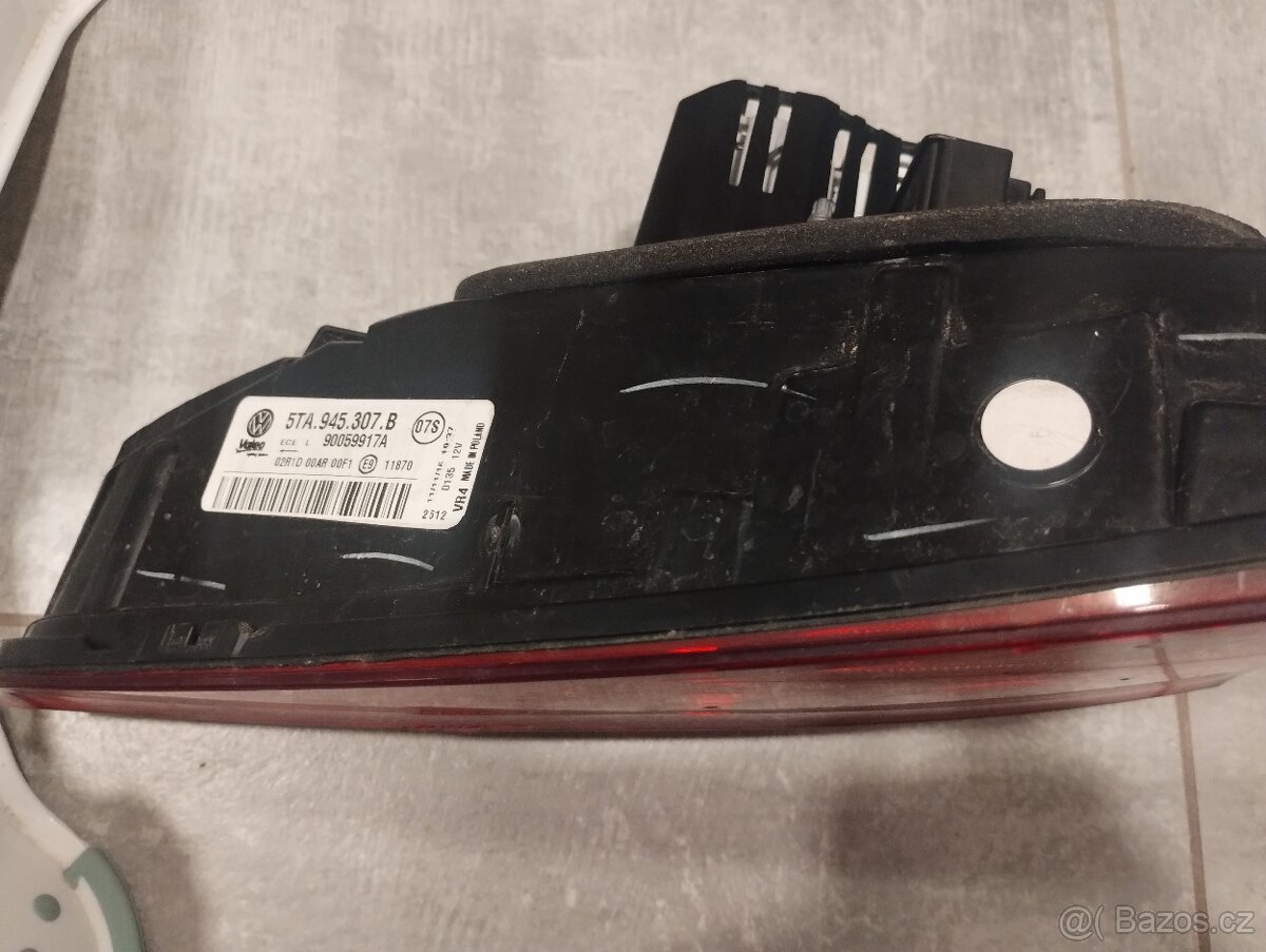 VW Touran – levé zadní světlo na kufru - prasklé