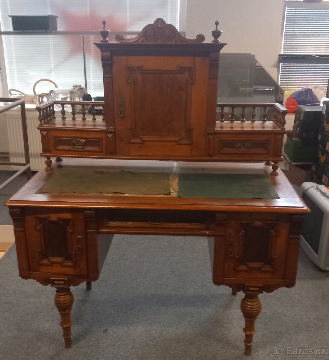 Starožitný stůl.